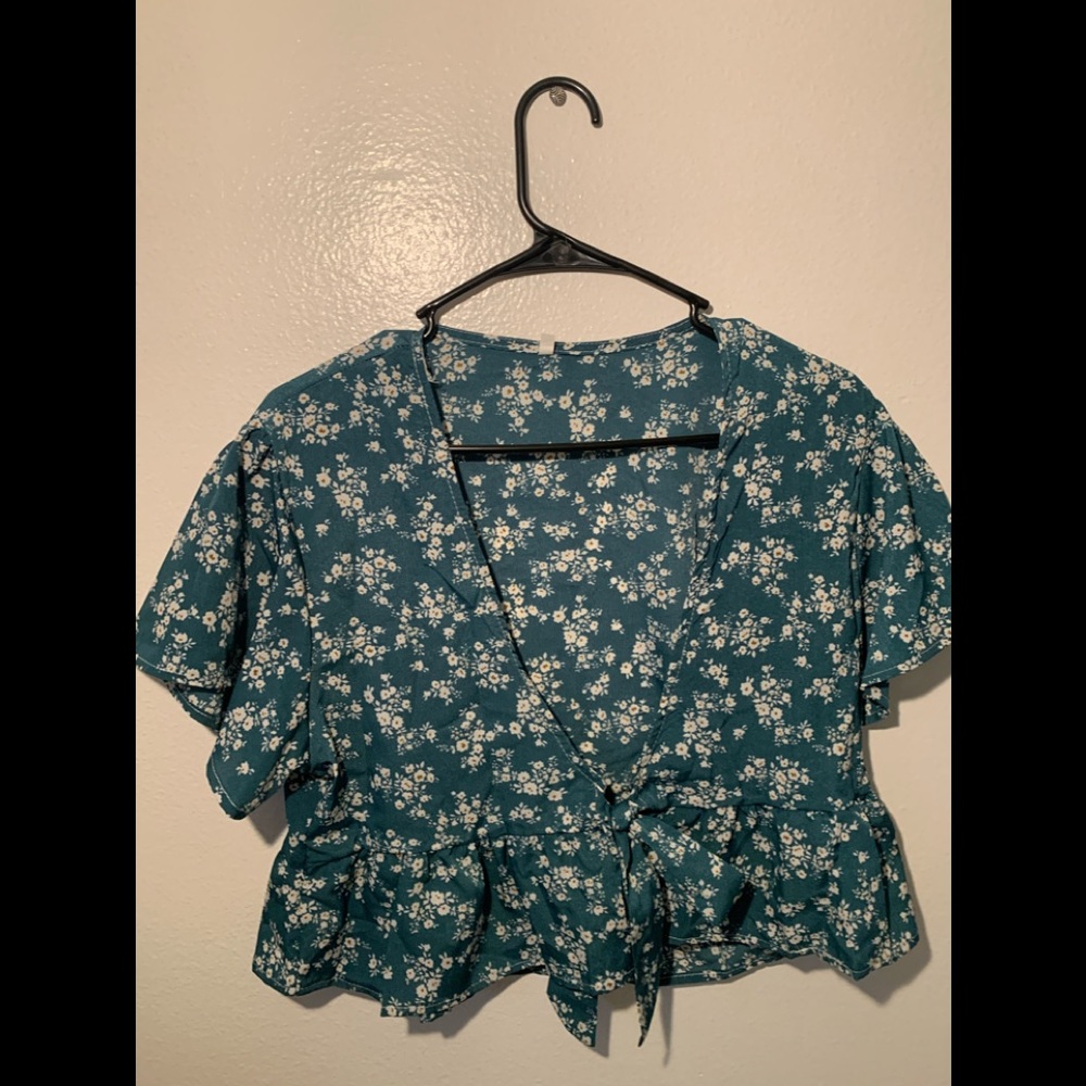 Crop flower blouse.